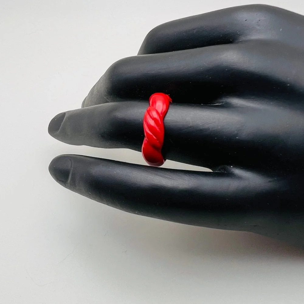 Vintage Red Resin Lucite Twisted Rope Band Ring Women Size 6 Chunky Bold Retro